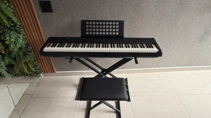 Piano Yamaha P-105 + Pedal + Estante para partitura + Suporte + Banqueta