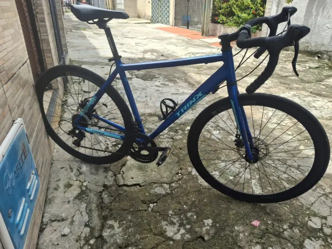 Vendo bike speed trinx 700c 2.1 toda no alumínio freios a discos sem nada para fazer. 