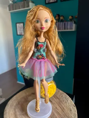 Ashlynn Ella da linha Ever After High - Avaria no pescoço (trincado imperceptivel)