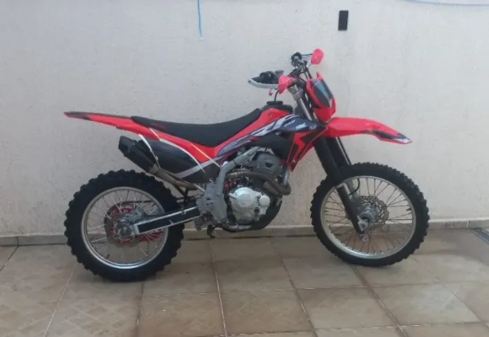 Crf 250 2022 com acessorios