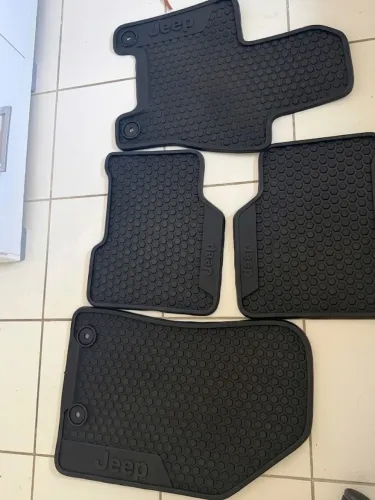 Jogo de Tapetes Jeep em Borracha Originais - 4 Peças