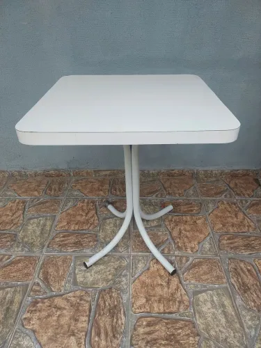 Mesa pequena usada 0 65x0.65
