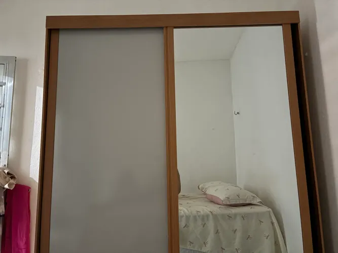 Guarda-roupa casal de duas portas, duas gavetas e espelho