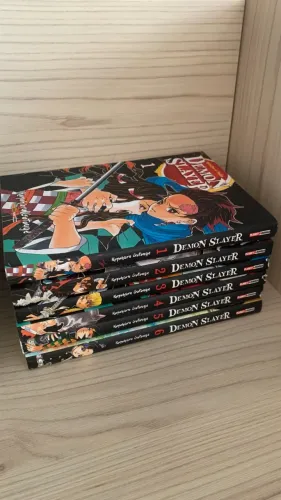 Lote com 13 Mangás - Demon Slayer, Death Note, Jujutsu Kaisen.