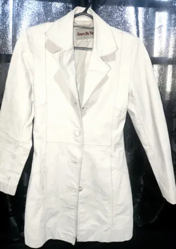 casaco 100% couro legítimo branco/off-white.