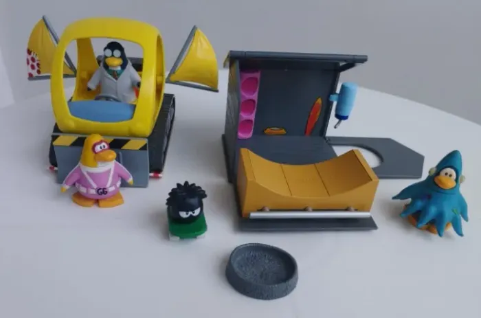 Miniaturas Club Penguin - Gamma Gal, Gary, Squidzoid, Snow Trekker e Playset Puffle Preto