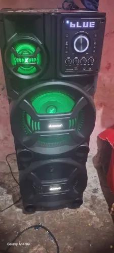 uma caixa d som poucos tempo d uso. em perfeito estado