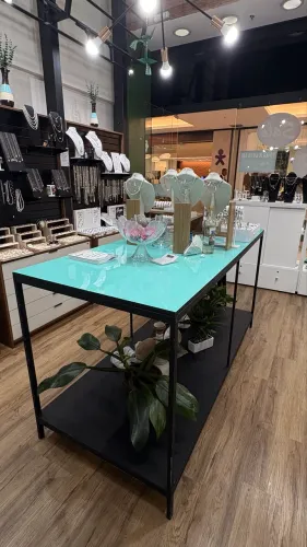 Mesa metálica com tampo de vidro verde