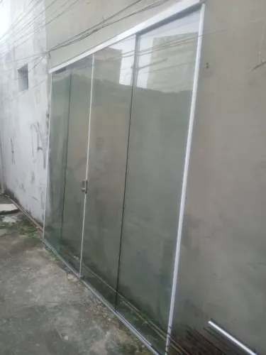 Porta de vidro medindo 2,62 de altura por 2,64 de comprimento. 