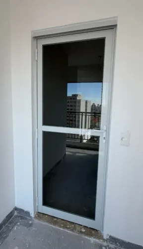 Porta Branca de vidro e aluminio - 82 cm
