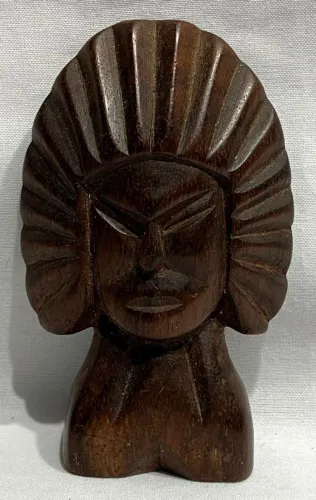 -Belíssima escultura em madeira jacarandá, representando figura indígena