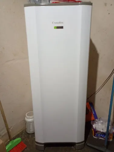 VENDO, GELADEIRA COM 3 MESES DE USO