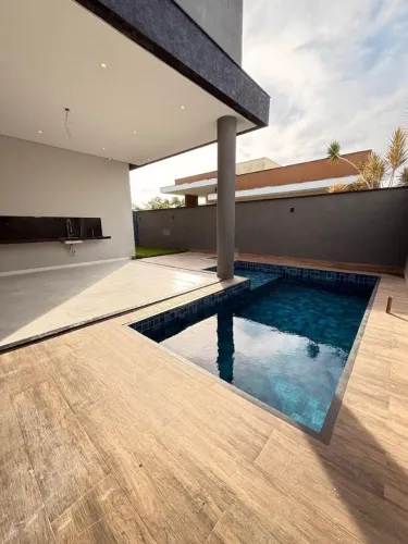 Casa alto padrão em condomínio fechado com infraestrutura completa.