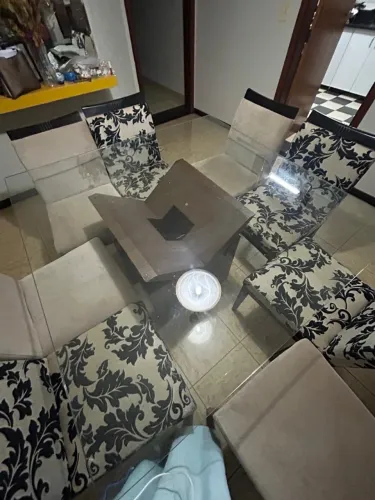 Mesa de Jantar em Madeira com Tampo de Vidro + 8 Cadeiras Estofadas