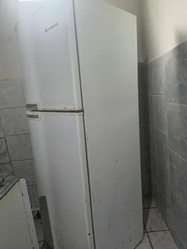 Vende-se geladeira continental toda boa, gelando bem, 0 defeitos. Apenas algumas marcas 