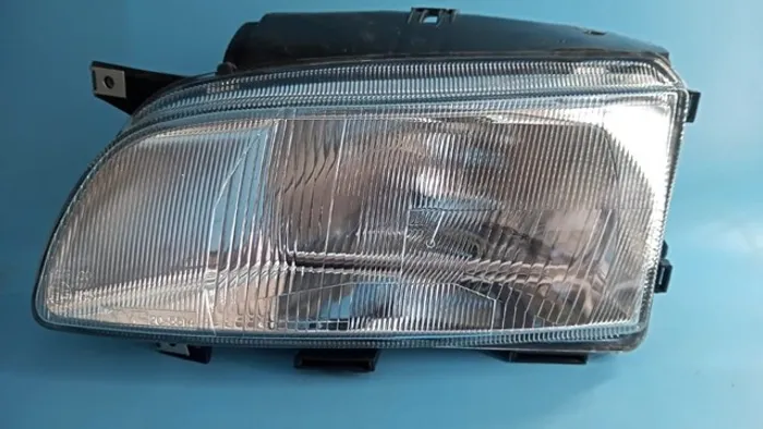 Farol Esquerdo Berlingo Ano:1996/2002 Marca:Tyc