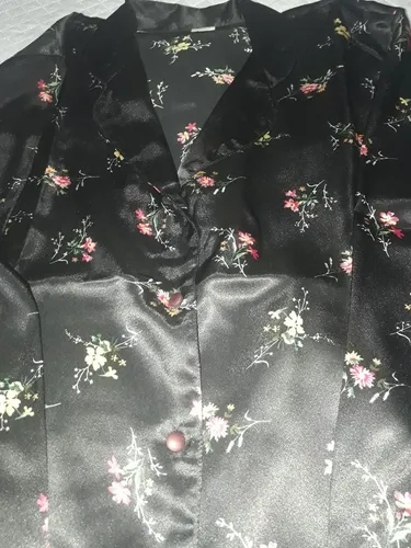 Pijama acetinado manga longa tam. M. 50.00