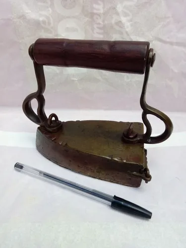 Ferro de passar antigo