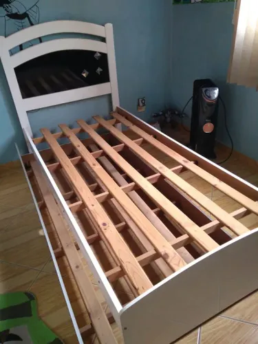 Cama de Solteiro com Estrutura de Madeira
