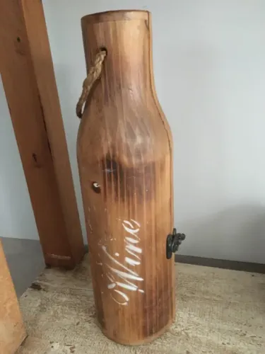 Porta vinho em madeira, com alça de corda, peça funcional e decorativa