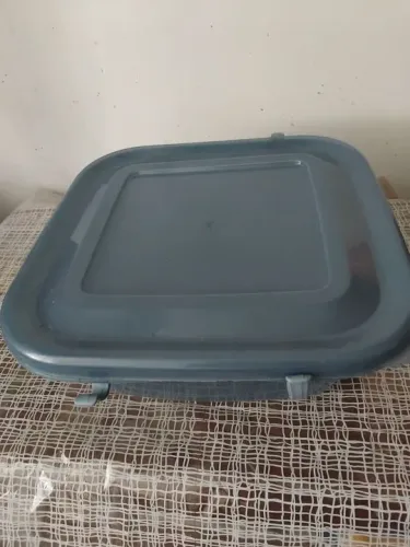 Container com tampa e presilha de pressão, em polipropileno.