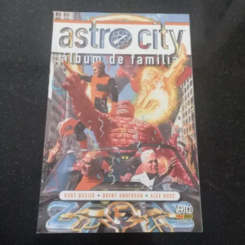  Astro City - Volume 3 - Álbum de Família - Panini (2015)