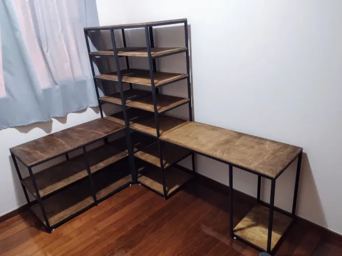 Mesa com prateleiras 
