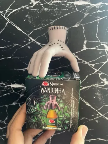 Miniatura Mãozinha do filme Wandinha