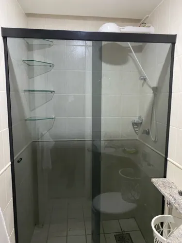 Box de banheiro com prateleiras de vidro de brinde vamos aproveitar seu pedido 
