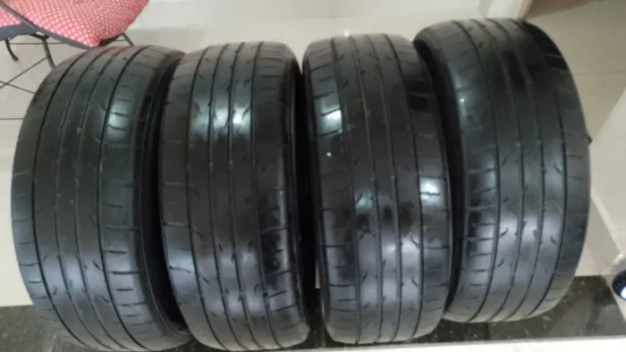 Vendo 4 pneus meia vida 205/55/16 preço R$ 180,00 total R$720,00 a vista, aceito proposta 