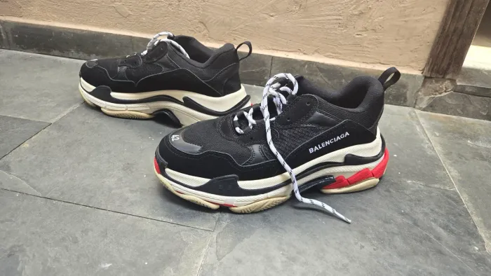Tênis Balenciaga Triple S preto Semi-novo