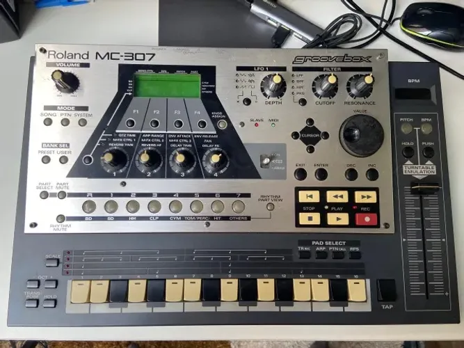 Roland MC-307 Groovebox