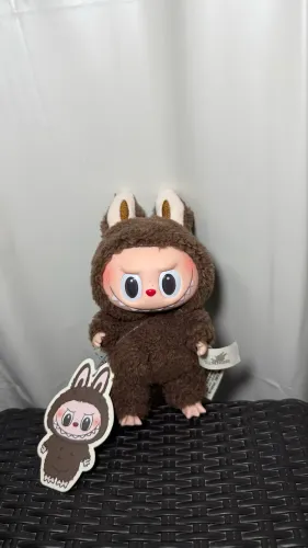 Labubu marrom 