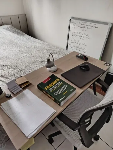 MESA DE ESCRITÓRIO E ESTUDOS
