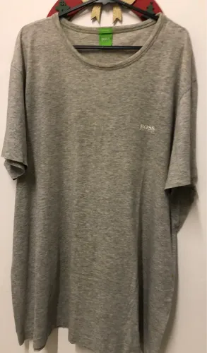 Camisa semi-nova marca HUGO BOSS, veste GG, cor cinza, BLACKFRIDAY R$40,00