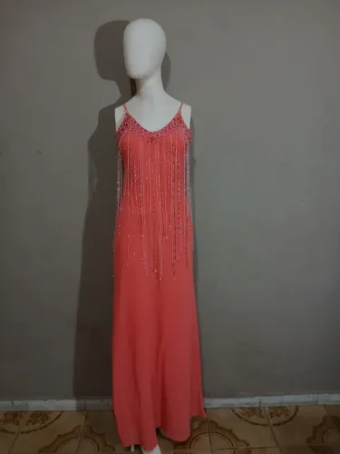 Vestido para Festa coral com pendentes de miçangas coloridas