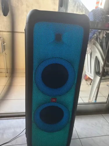 Caixa de Som JBL com Iluminação e Bluetooth