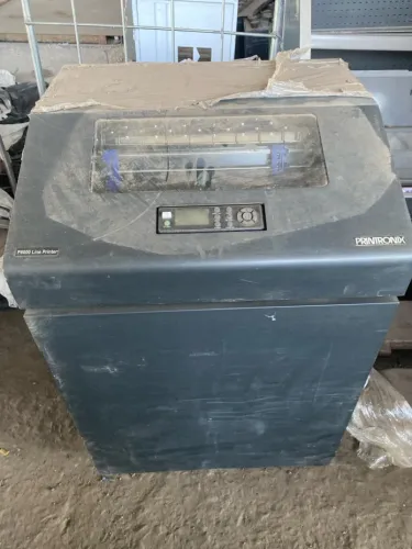 A impressora na imagem é uma impressora de linha Printronix P8000