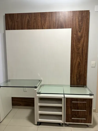 Mesa Escrivaninha 3 Gavetas com Painel para Tv