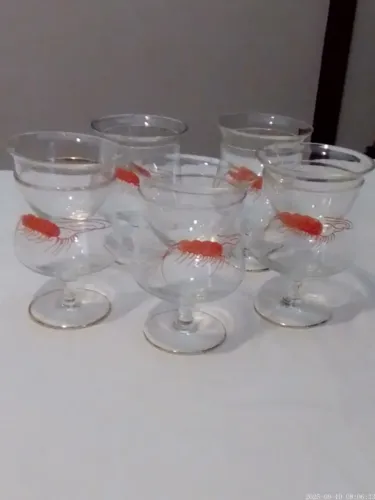 Antigo jogo com 5 taças para coquetel de camarão, cristal, bordas filetadas a ouro.