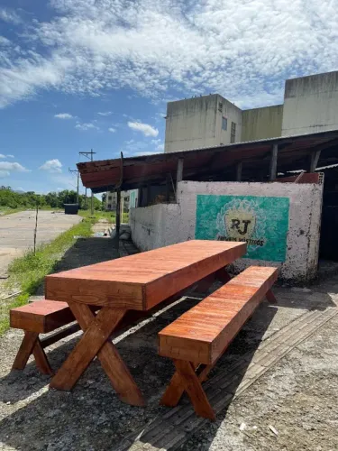 Mesa de madeira rústica com bancos