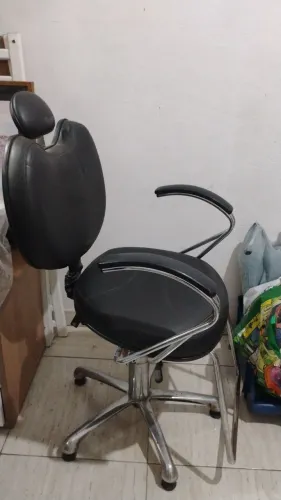 Cadeira de cabeleireiro com design moderno