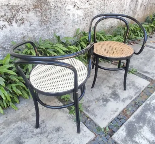 Par de Cadeiras Thonart com apoio de braço, originais e com selo Thonart de originalidade