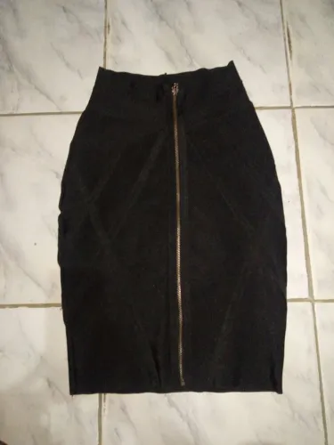 Saia preta com zíper frontal