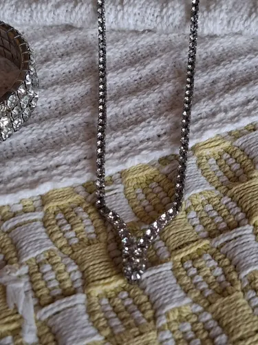 COLAR COM STRASS