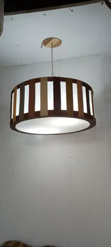Lustre Moderno de Madeira com marchetaria 