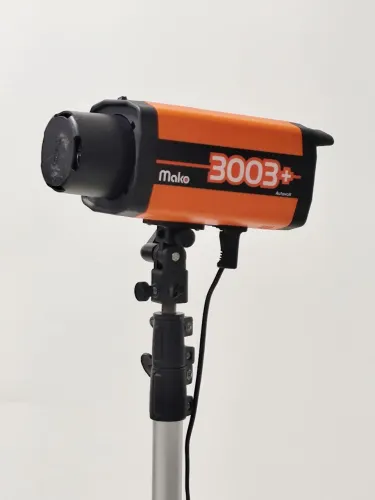 Flash de estúdio Mako 3003+ Autovolt