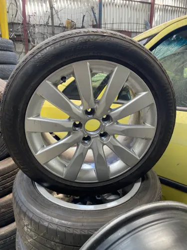 Jogo de rodas de Audi aro 17 com pneus bons com todas as tampas