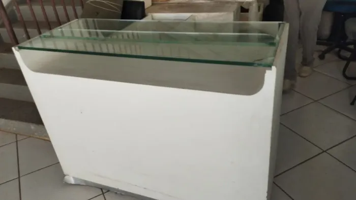 Balcão branco com vidro