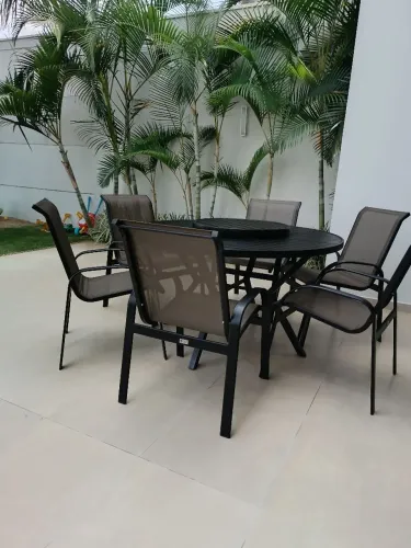 Conjunto de cadeiras e mesa para área externa